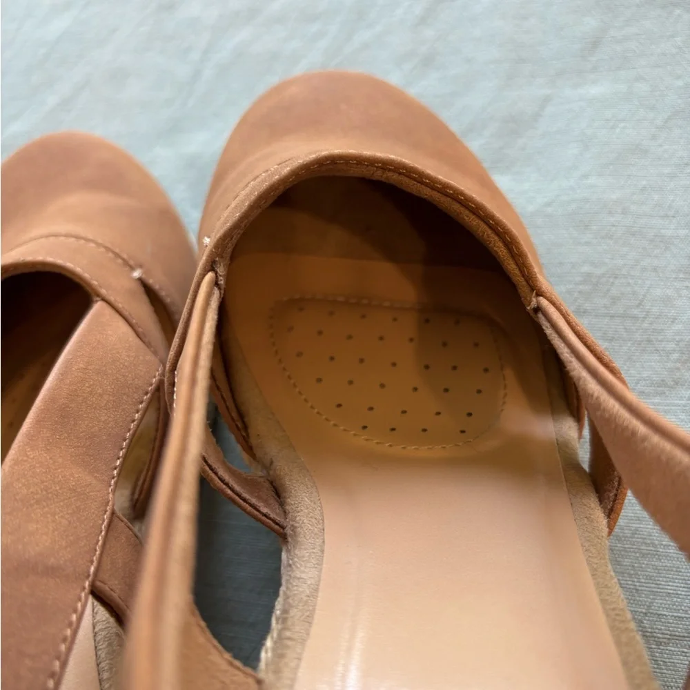 Easy Street Tan Wedge Sandals 9.5 Adjustable Strap EUC
